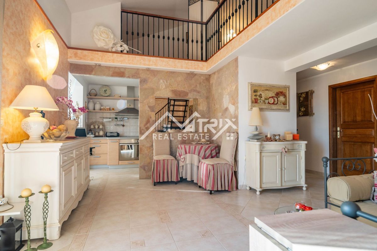 Novigrad, prekrasen in kakovosten stan s pogledom na morje