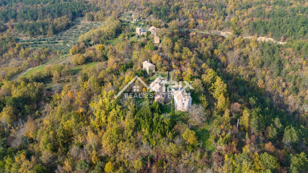 Motovunsko okolje, avtentičen kamniti kompleks na griču