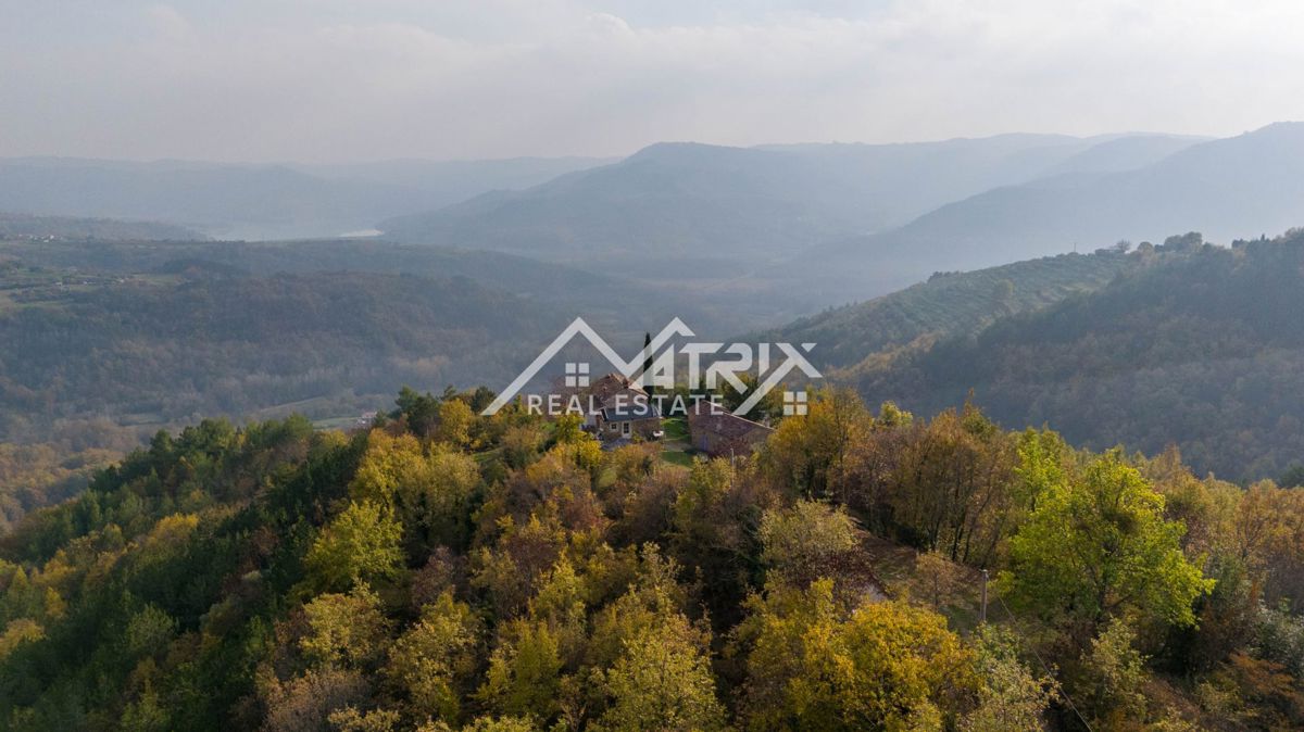 Motovunsko okolje, avtentičen kamniti kompleks na griču