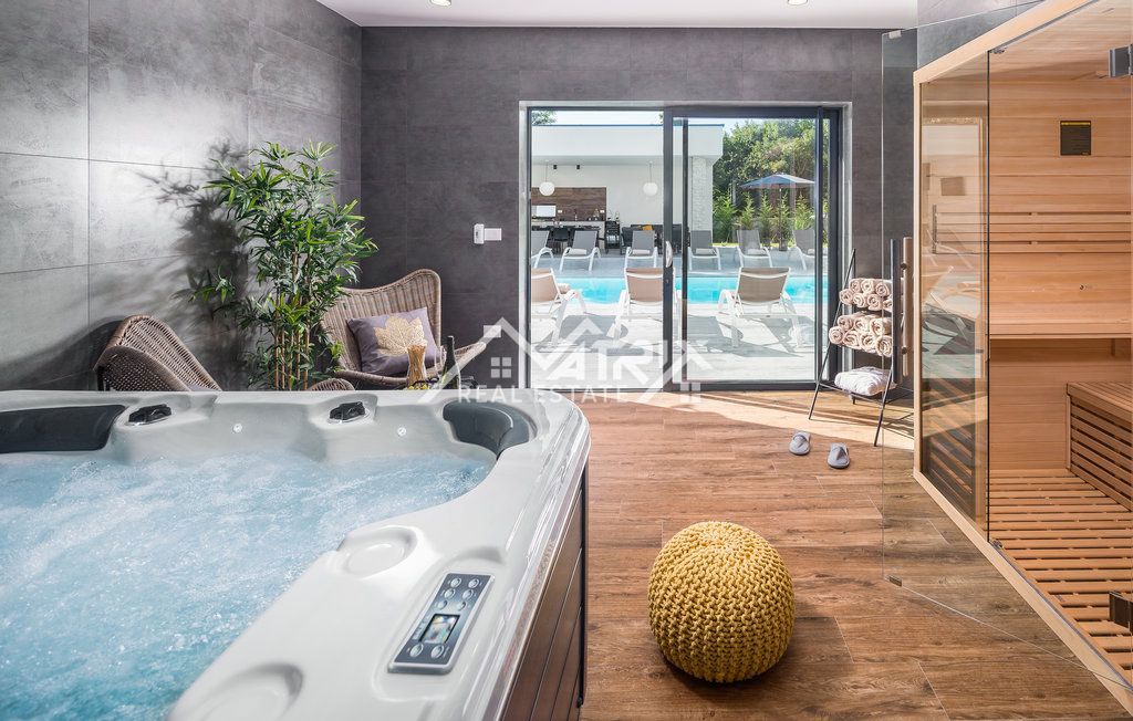 Okolica Rovinja, Luksuzno opremljena vila s 5 spalnicami!