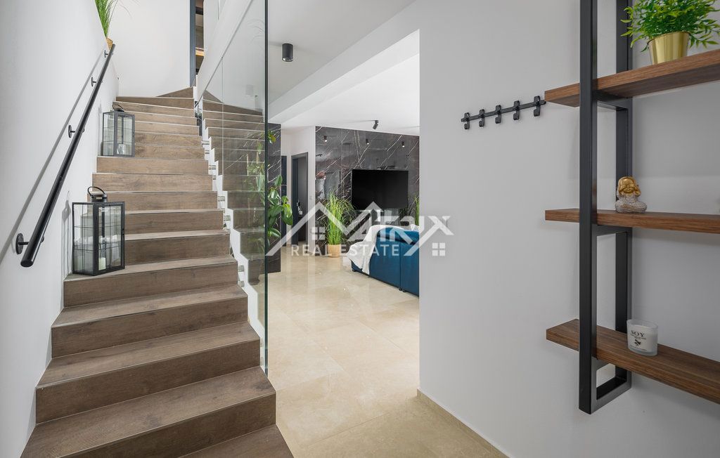 Okolica Rovinja, Luksuzno opremljena vila s 5 spalnicami!