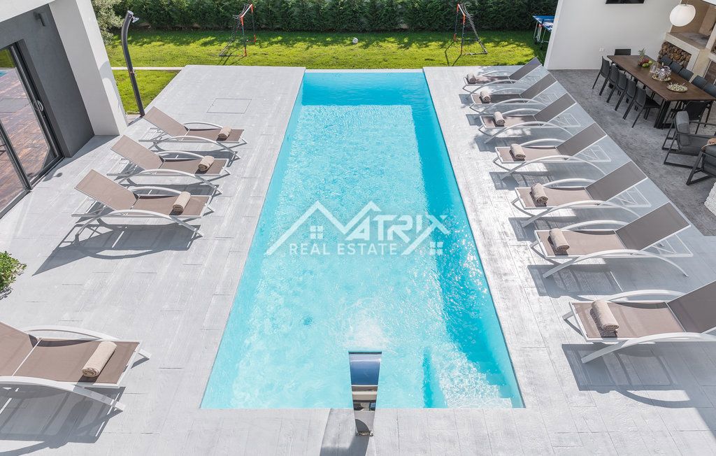 Okolica Rovinja, Luksuzno opremljena vila s 5 spalnicami!