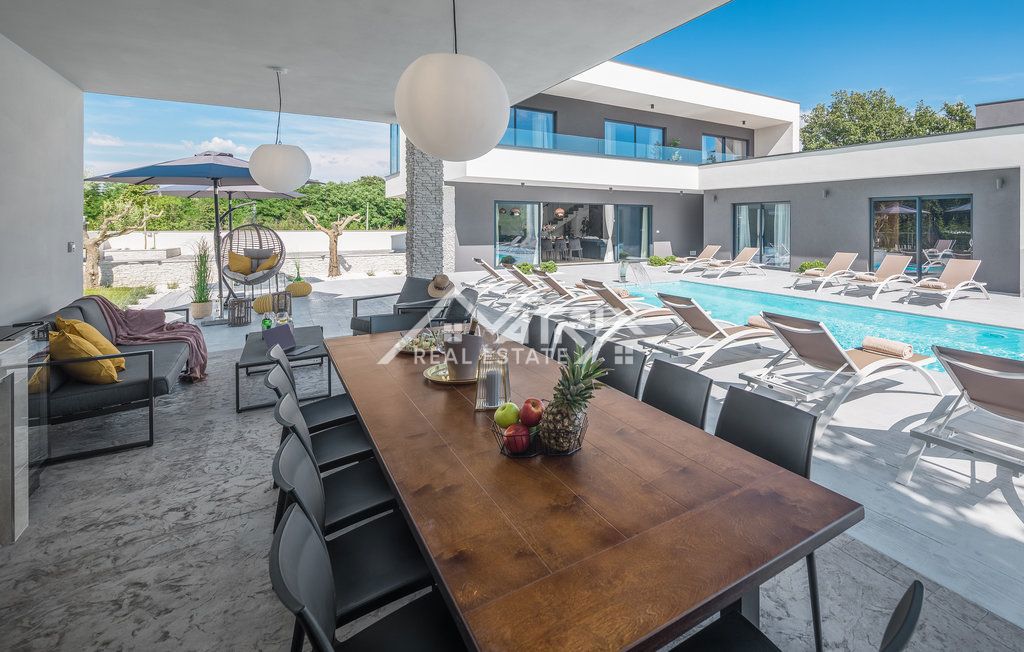 Okolica Rovinja, Luksuzno opremljena vila s 5 spalnicami!