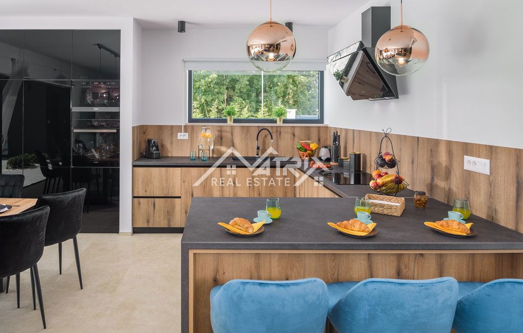 Okolica Rovinja, Luksuzno opremljena vila s 5 spalnicami!