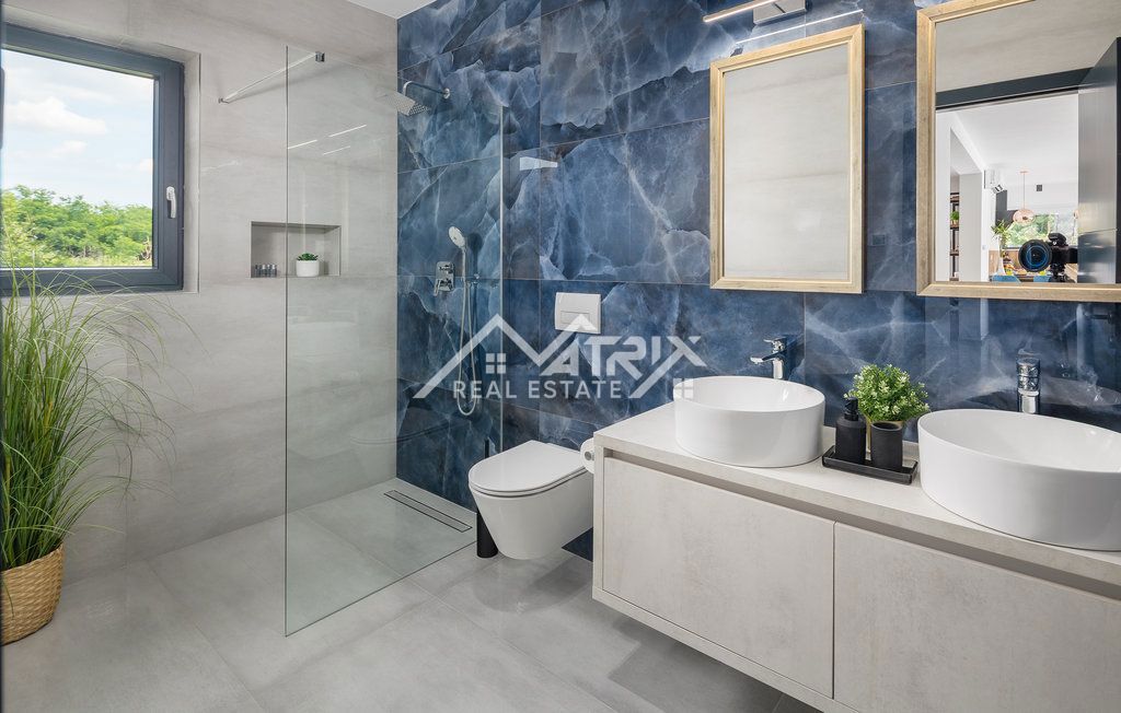 Okolica Rovinja, Luksuzno opremljena vila s 5 spalnicami!