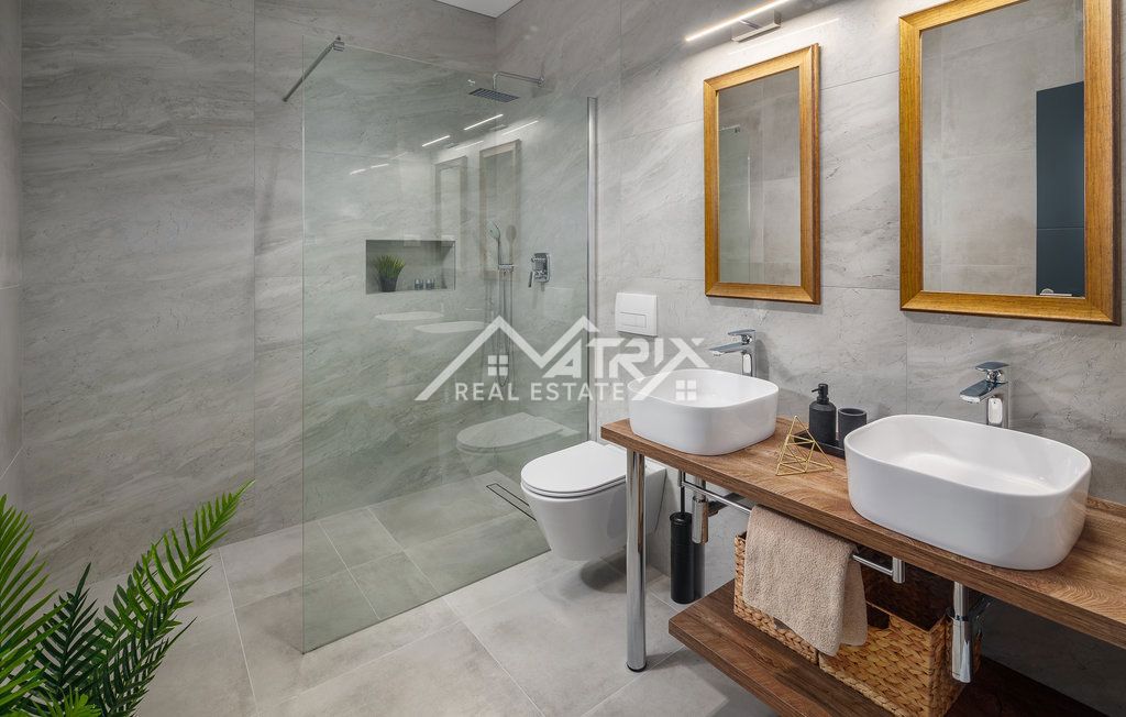 Okolica Rovinja, Luksuzno opremljena vila s 5 spalnicami!