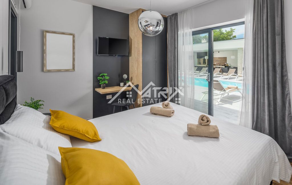 Okolica Rovinja, Luksuzno opremljena vila s 5 spalnicami!