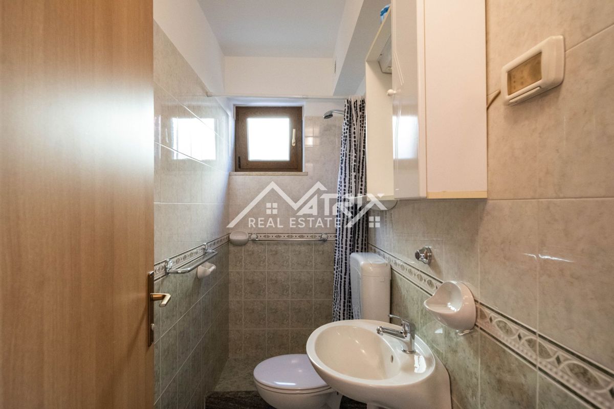 Novigrad Karpinjan, pritličje družinske hiše z dvema apartmajema