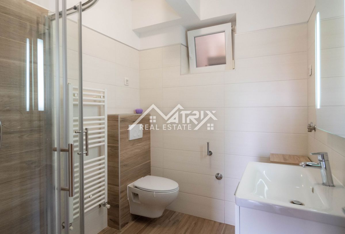 Novigrad Karpinjan, pritličje družinske hiše z dvema apartmajema