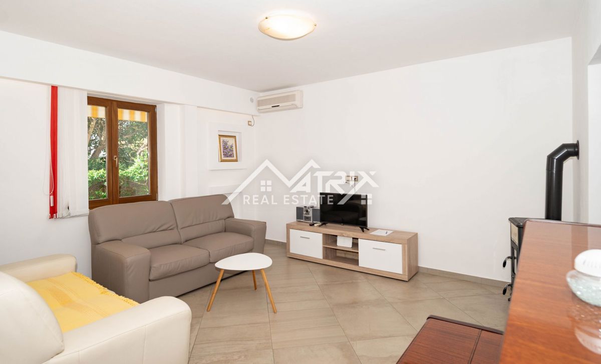 Novigrad Karpinjan, pritličje družinske hiše z dvema apartmajema