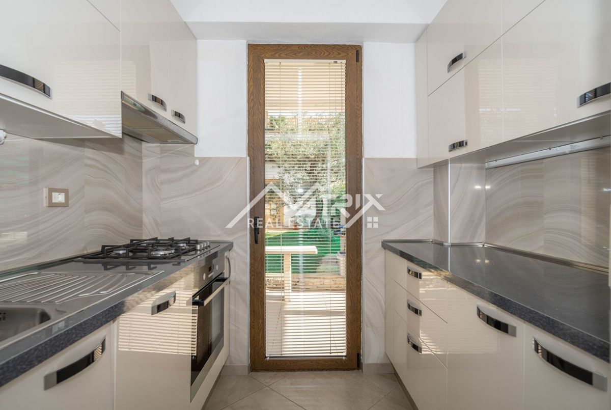 Novigrad Karpinjan, pritličje družinske hiše z dvema apartmajema