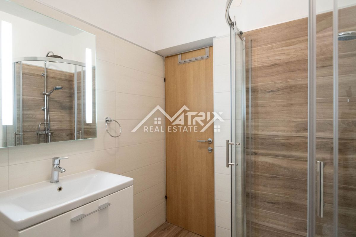 Novigrad Karpinjan, pritličje družinske hiše z dvema apartmajema