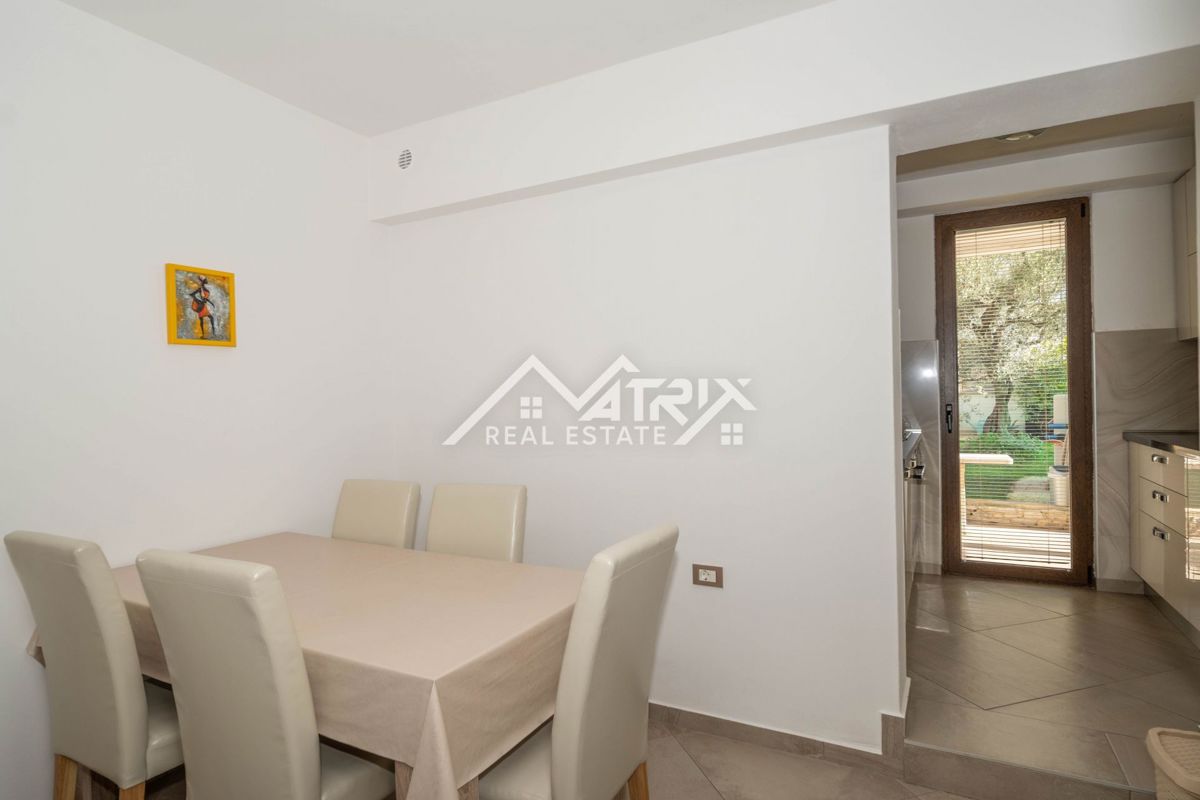 Novigrad Karpinjan, pritličje družinske hiše z dvema apartmajema