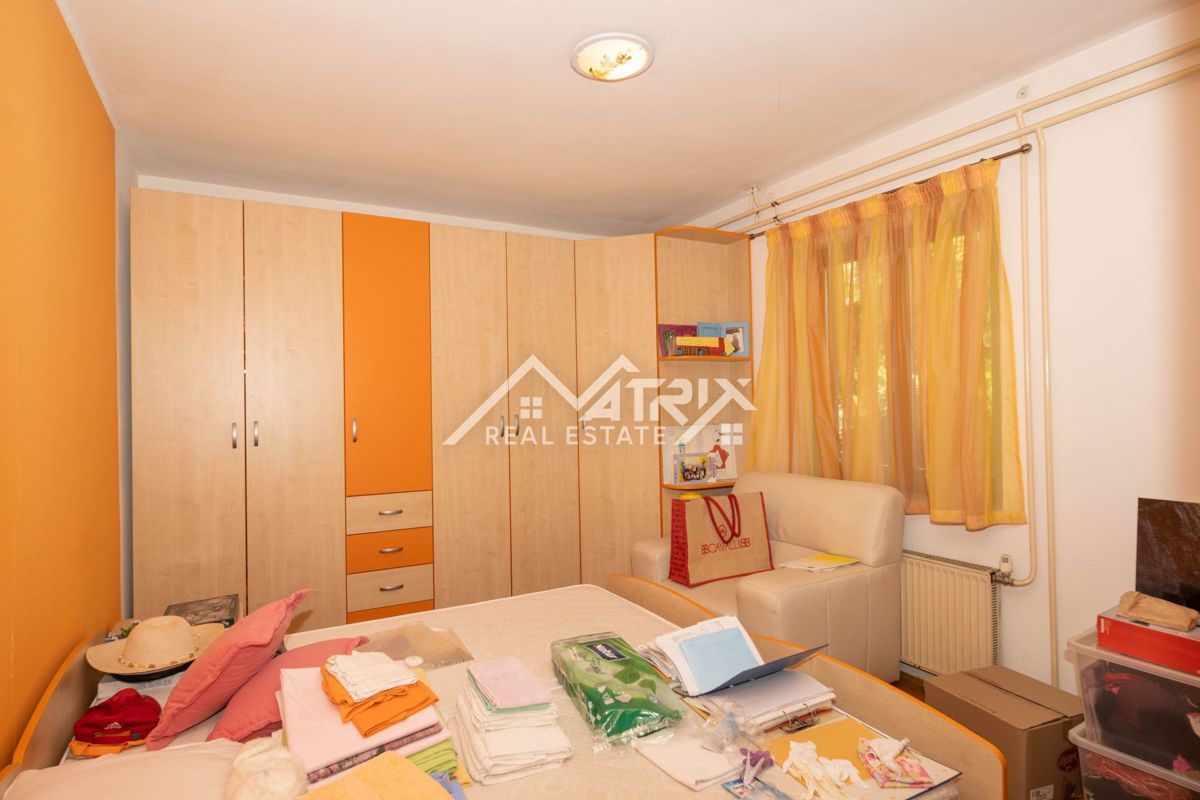 Novigrad Karpinjan, pritličje družinske hiše z dvema apartmajema