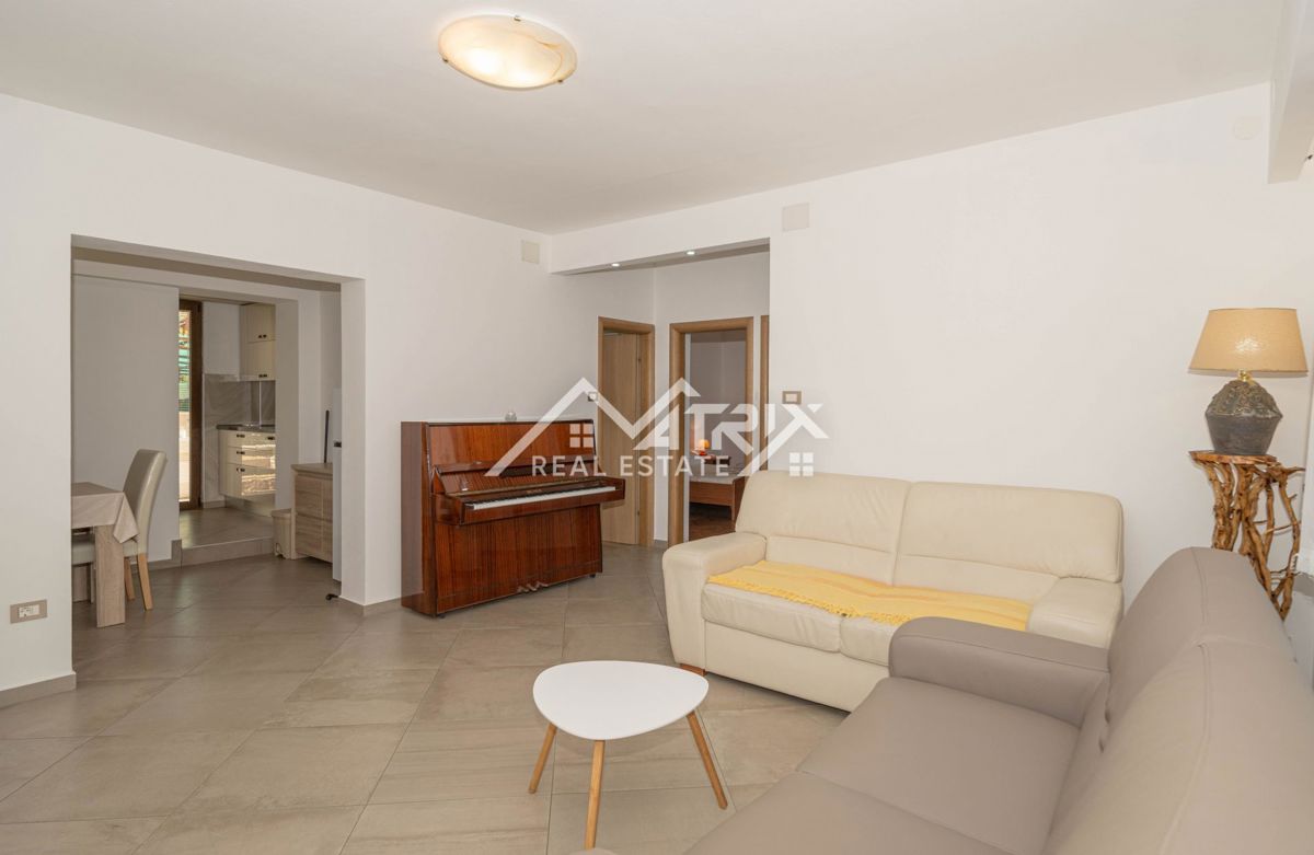 Novigrad Karpinjan, pritličje družinske hiše z dvema apartmajema