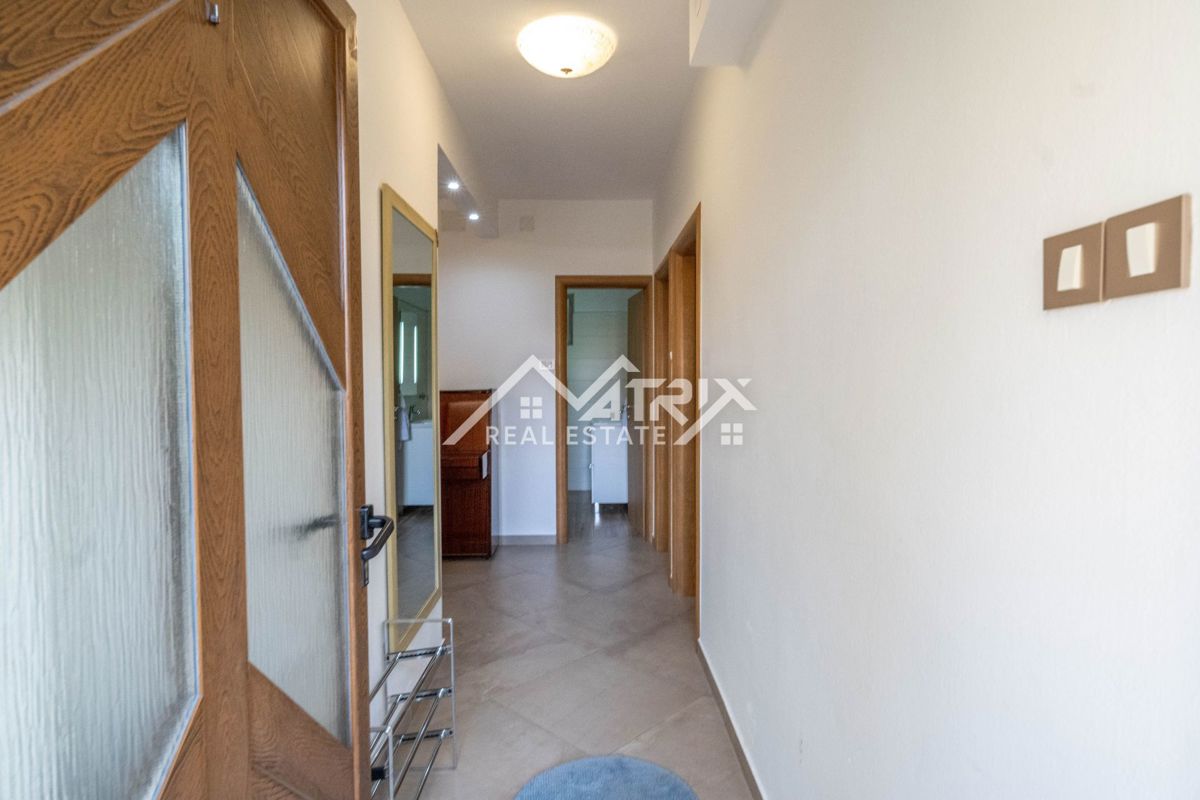 Novigrad Karpinjan, pritličje družinske hiše z dvema apartmajema