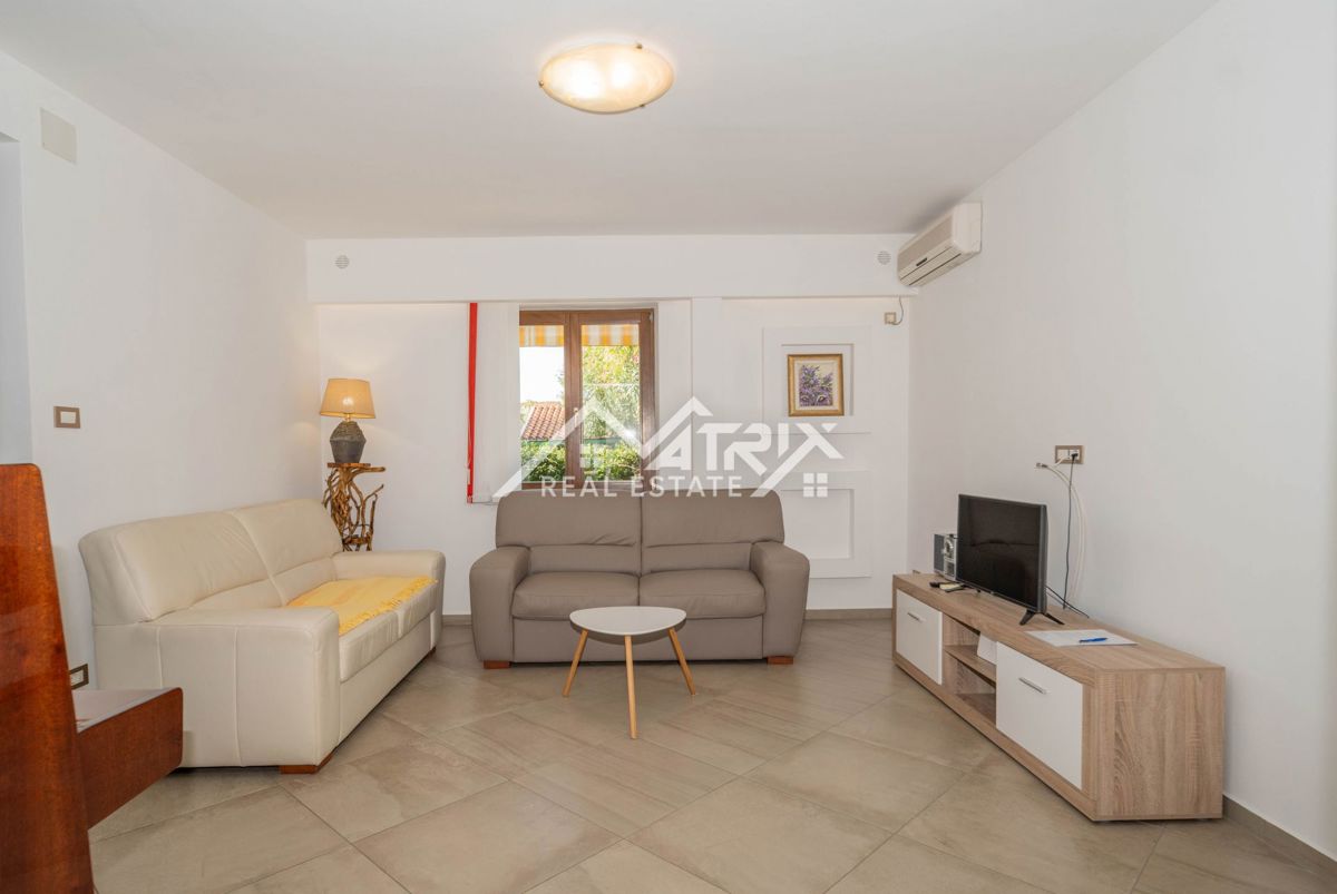 Novigrad Karpinjan, pritličje družinske hiše z dvema apartmajema