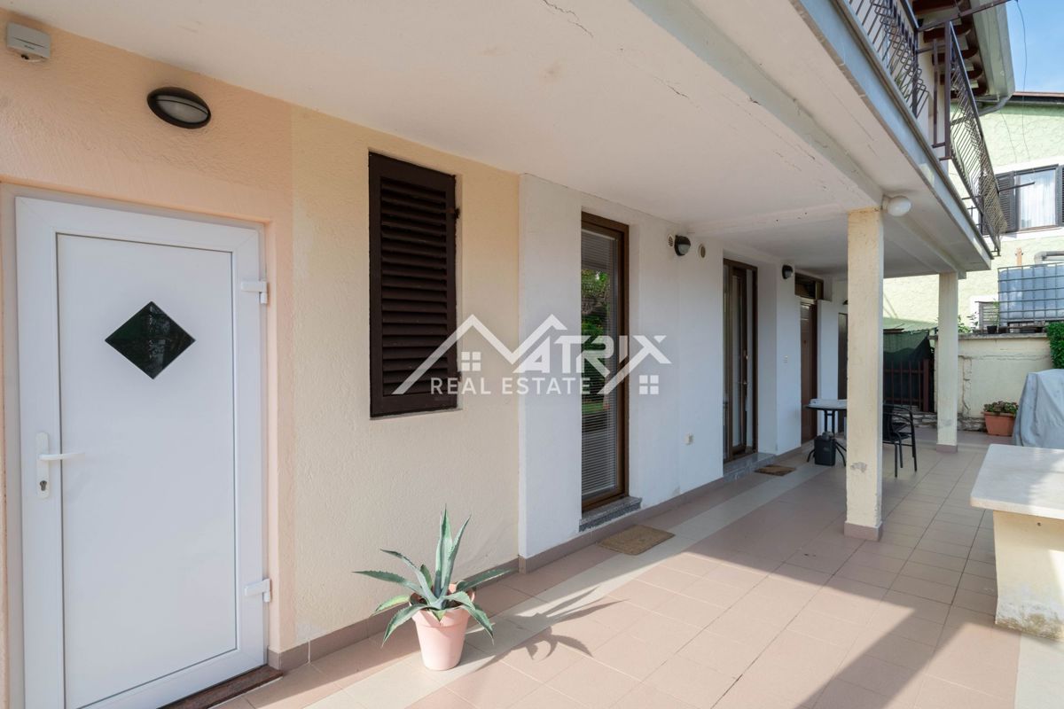 Novigrad Karpinjan, pritličje družinske hiše z dvema apartmajema