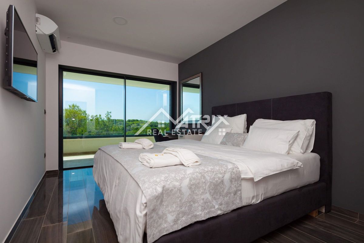 Okolica Medulina, vila z bazenom in pogledom na morje