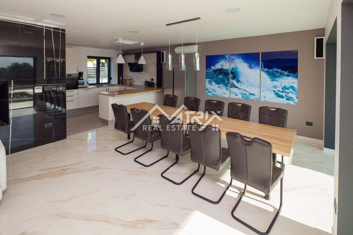 Okolica Medulina, vila z bazenom in pogledom na morje