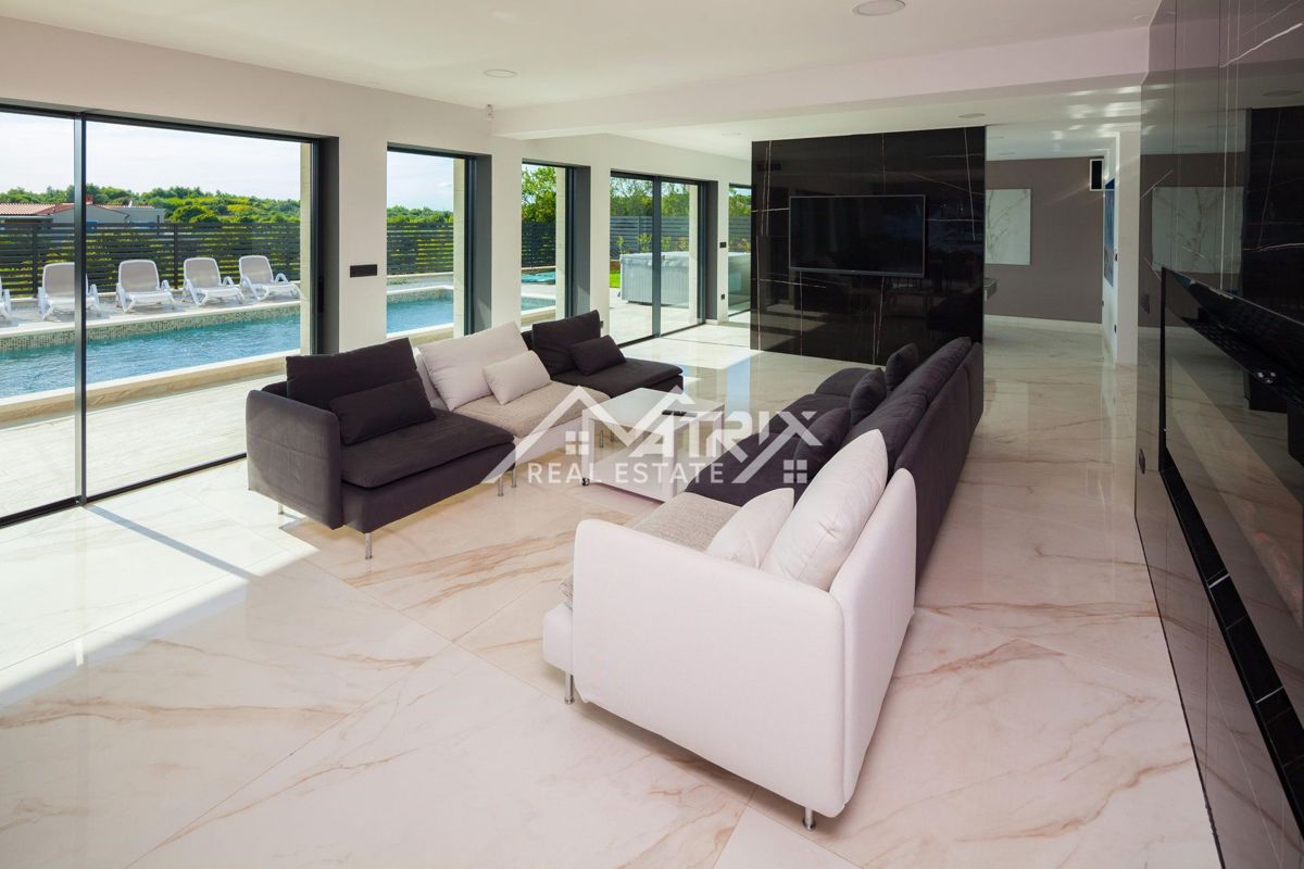 Okolica Medulina, vila z bazenom in pogledom na morje