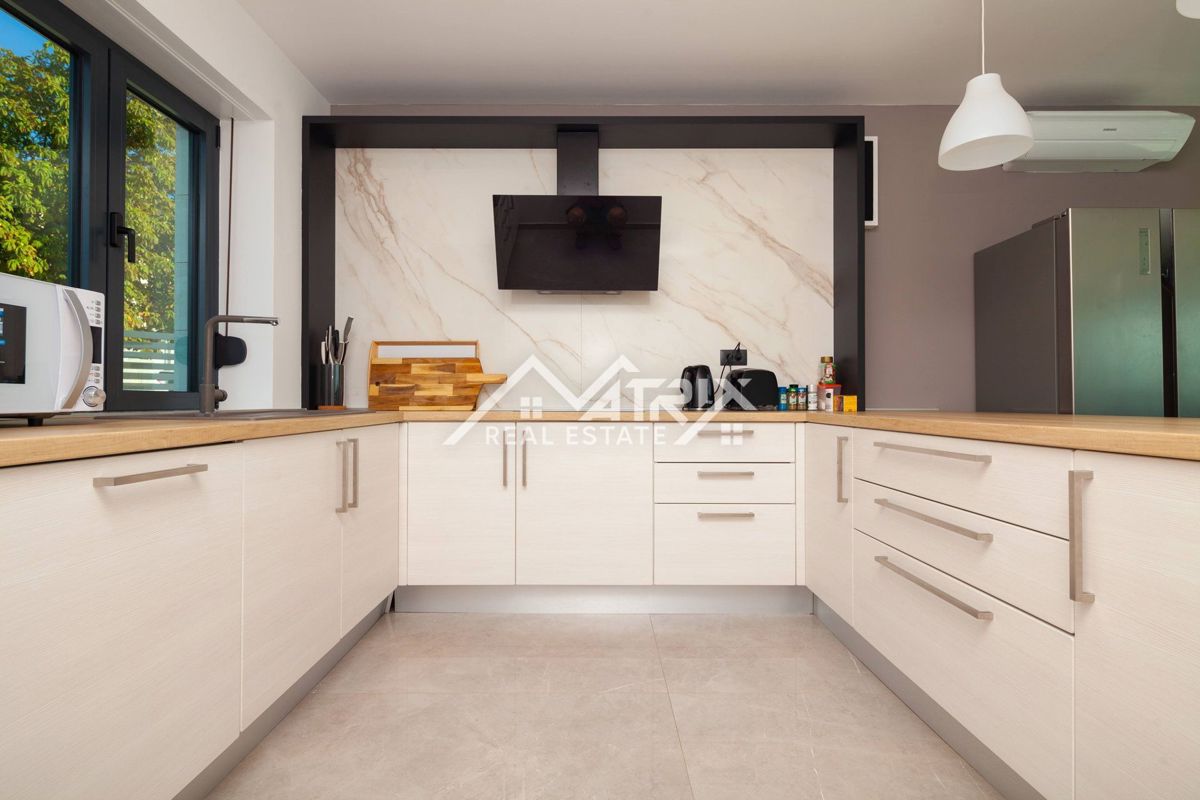 Okolica Medulina, vila z bazenom in pogledom na morje