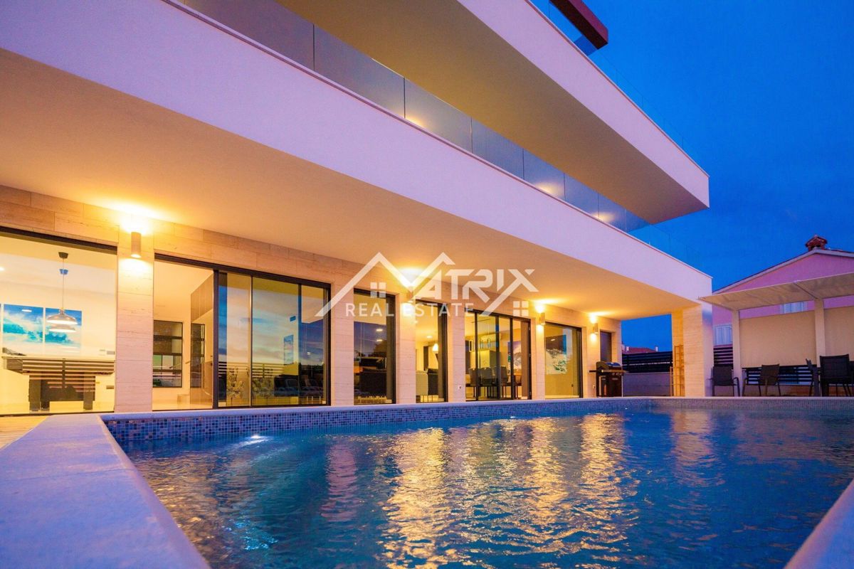 Okolica Medulina, vila z bazenom in pogledom na morje