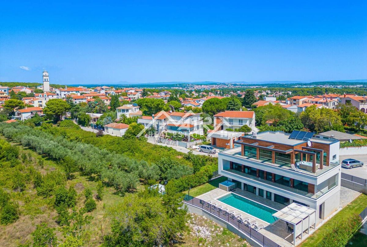 Okolica Medulina, vila z bazenom in pogledom na morje