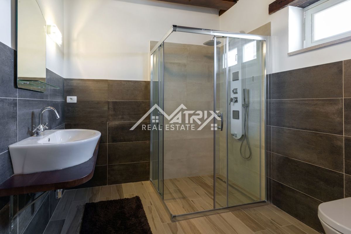 Poreč - Moderno opremljena rustikalna istrska vila