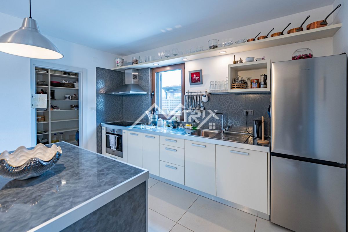 Poreč okolica, Samostojna hiša z bazenom in sončno elektrarno