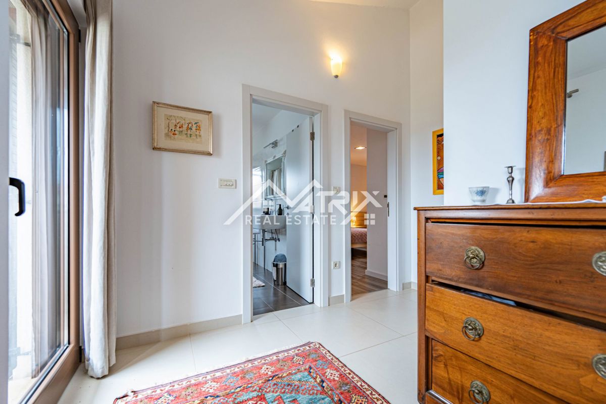 Poreč okolica, Samostojna hiša z bazenom in sončno elektrarno