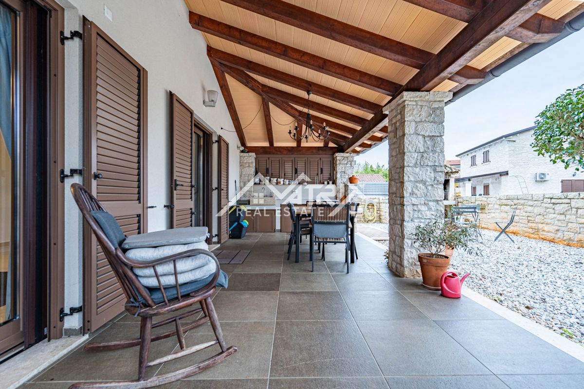 Poreč okolica, Samostojna hiša z bazenom in sončno elektrarno