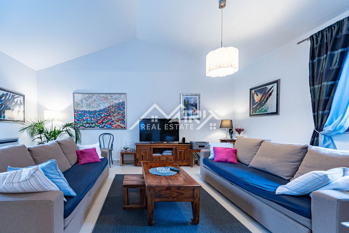 Poreč okolica, Samostojna hiša z bazenom in sončno elektrarno