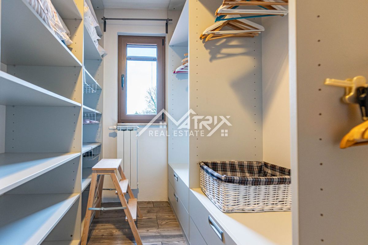 Poreč okolica, Samostojna hiša z bazenom in sončno elektrarno