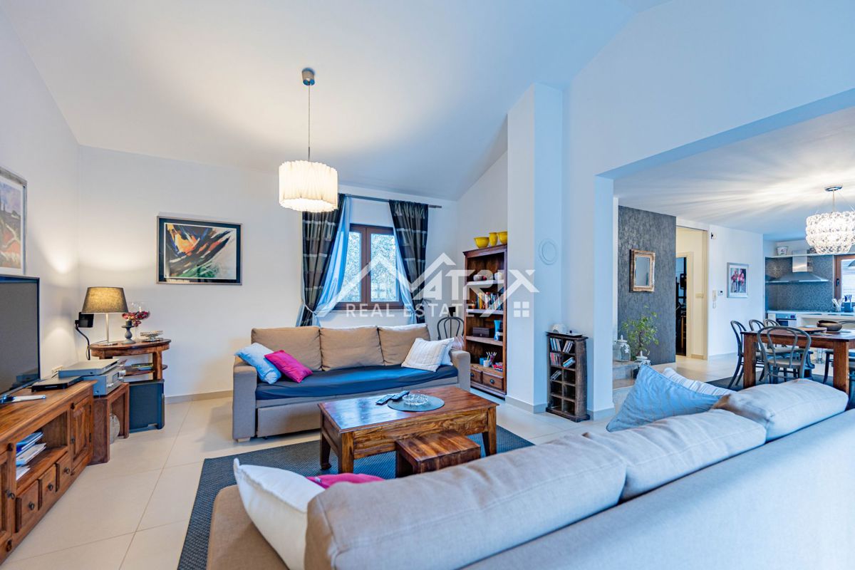 Poreč okolica, Samostojna hiša z bazenom in sončno elektrarno