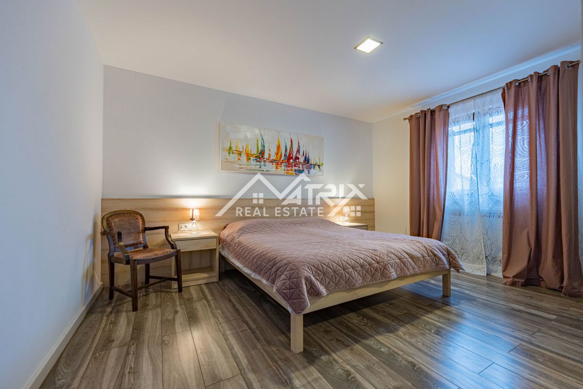 Poreč okolica, Samostojna hiša z bazenom in sončno elektrarno