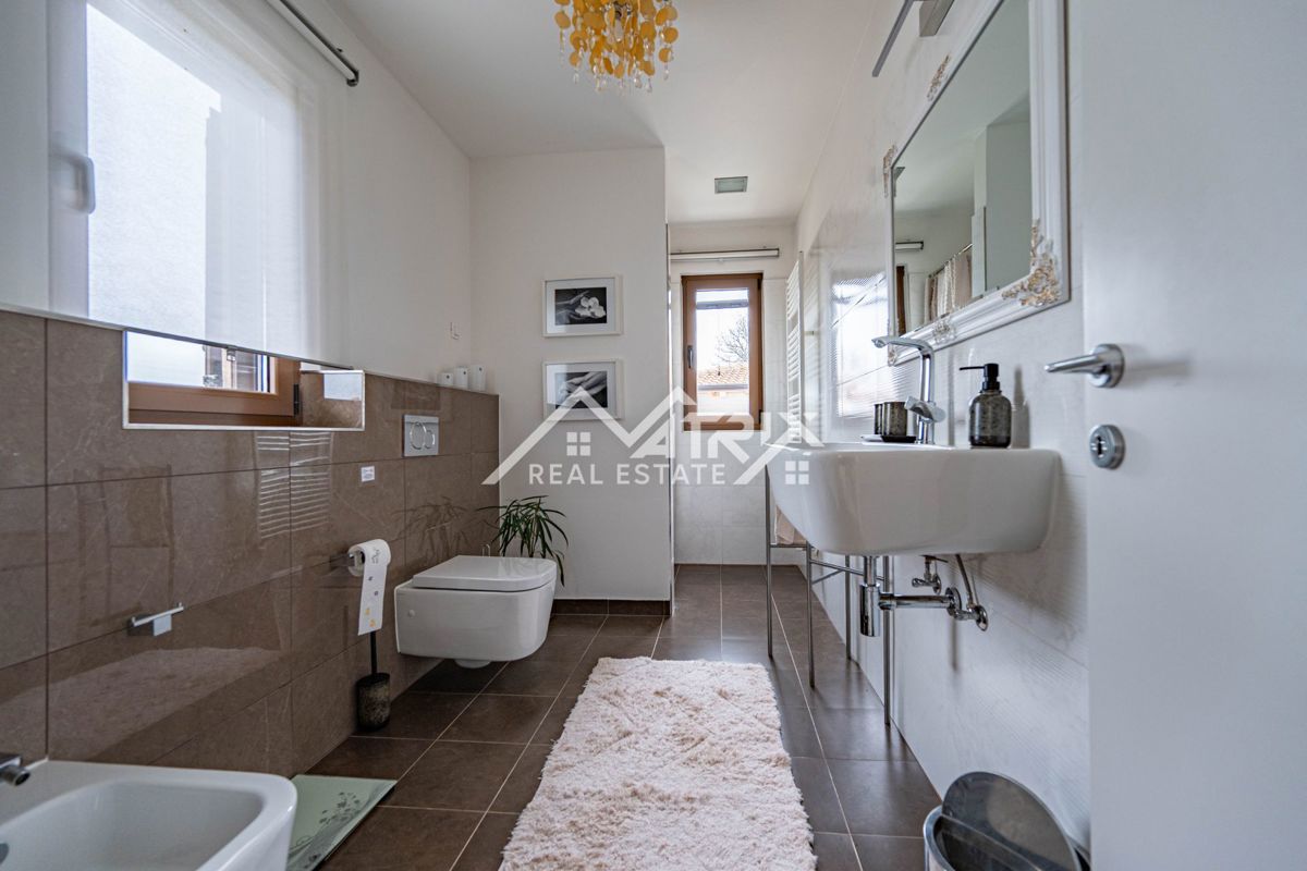 Poreč okolica, Samostojna hiša z bazenom in sončno elektrarno