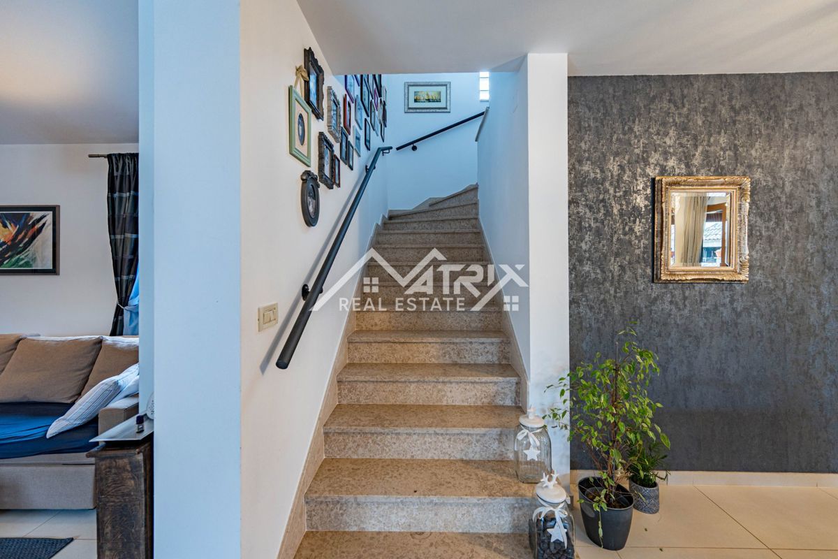 Poreč okolica, Samostojna hiša z bazenom in sončno elektrarno