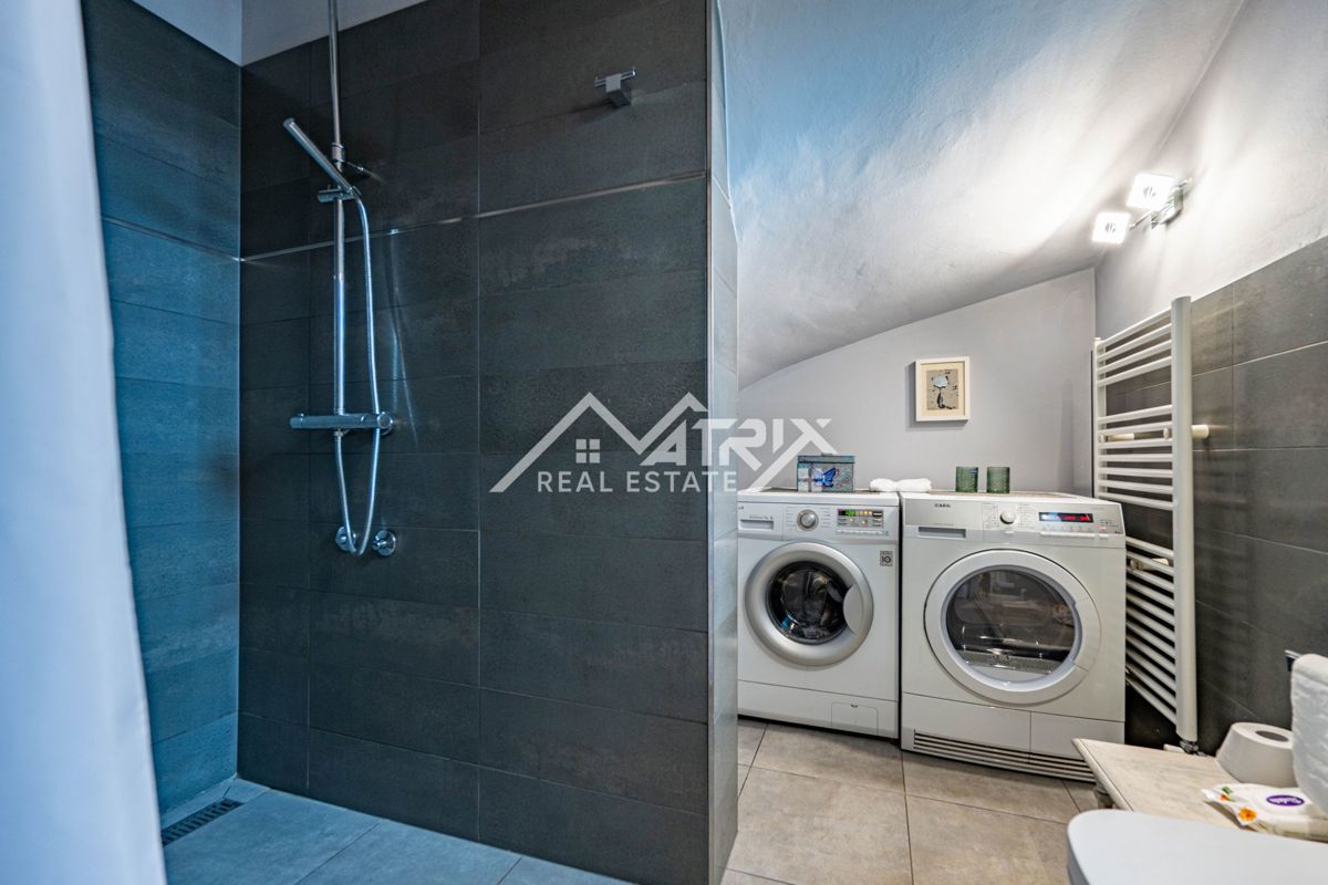 Poreč okolica, Samostojna hiša z bazenom in sončno elektrarno