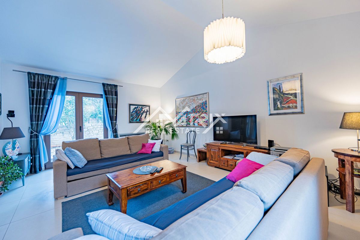 Poreč okolica, Samostojna hiša z bazenom in sončno elektrarno