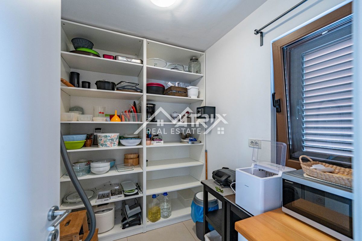 Poreč okolica, Samostojna hiša z bazenom in sončno elektrarno