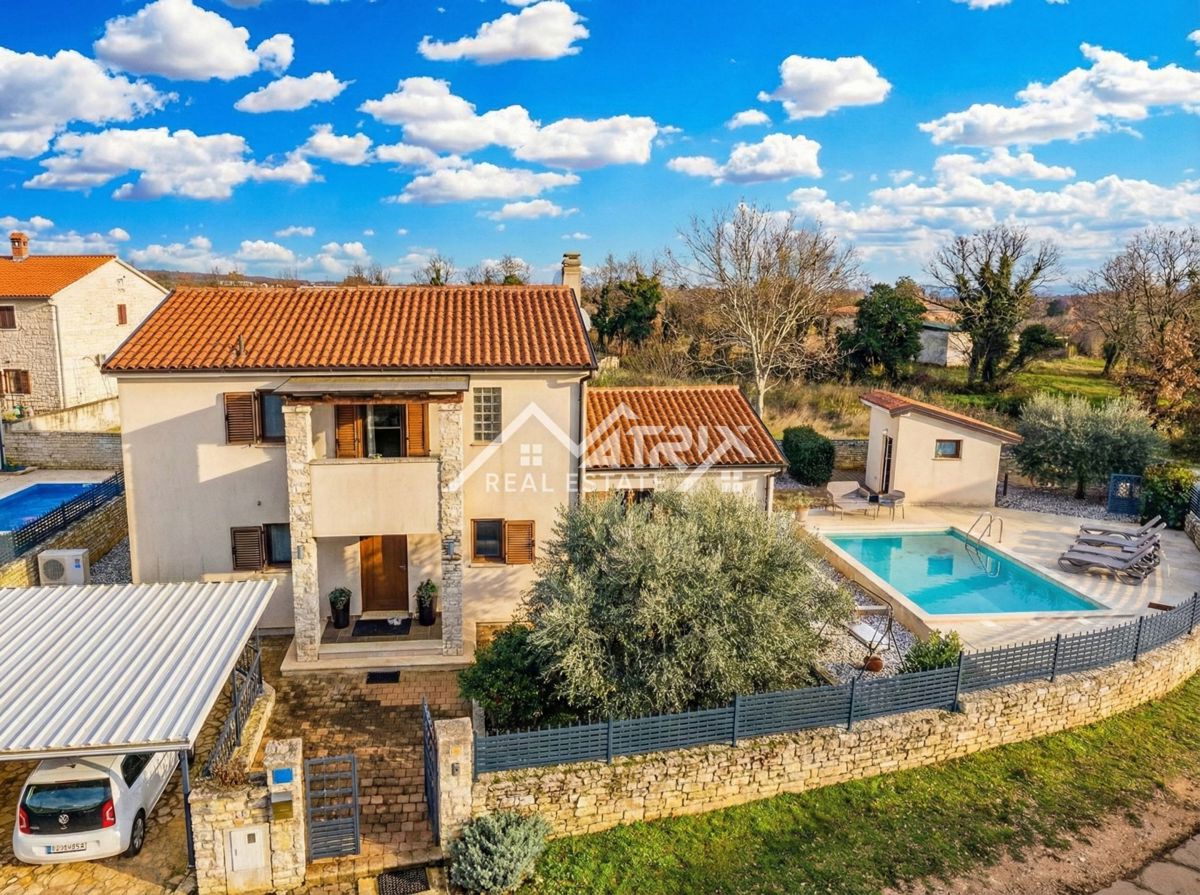 Poreč okolica, Samostojna hiša z bazenom in sončno elektrarno