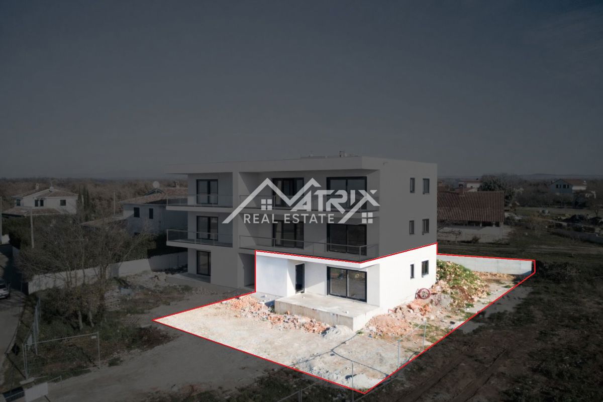 Poreč, moderno stanovanje z 2 spalnicama in 400 m2 vrta