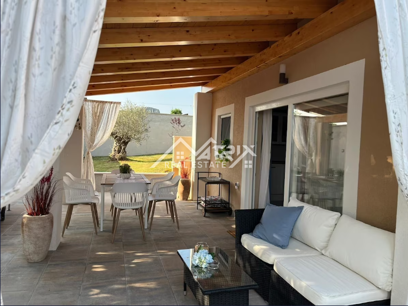 Barban okolica, nova hiša z 2 enotama, bazen in velika parcela