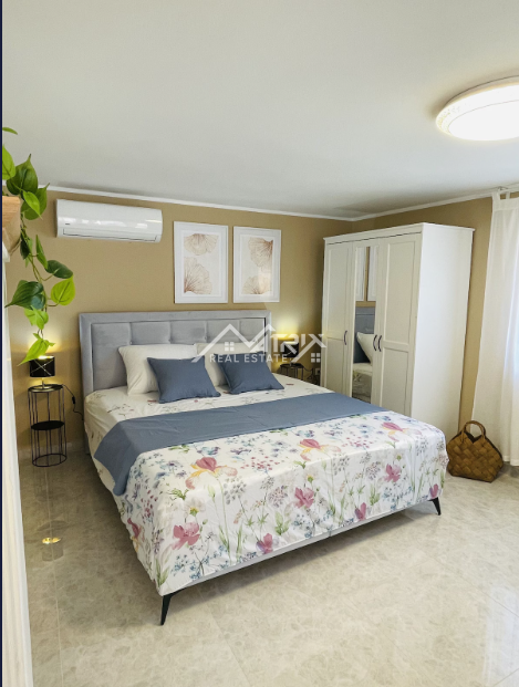 Barban okolica, nova hiša z 2 enotama, bazen in velika parcela