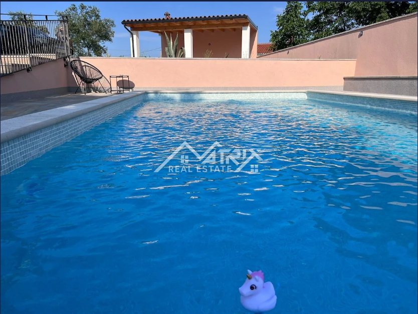 Barban okolica, nova hiša z 2 enotama, bazen in velika parcela