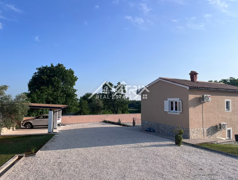 Barban okolica, nova hiša z 2 enotama, bazen in velika parcela