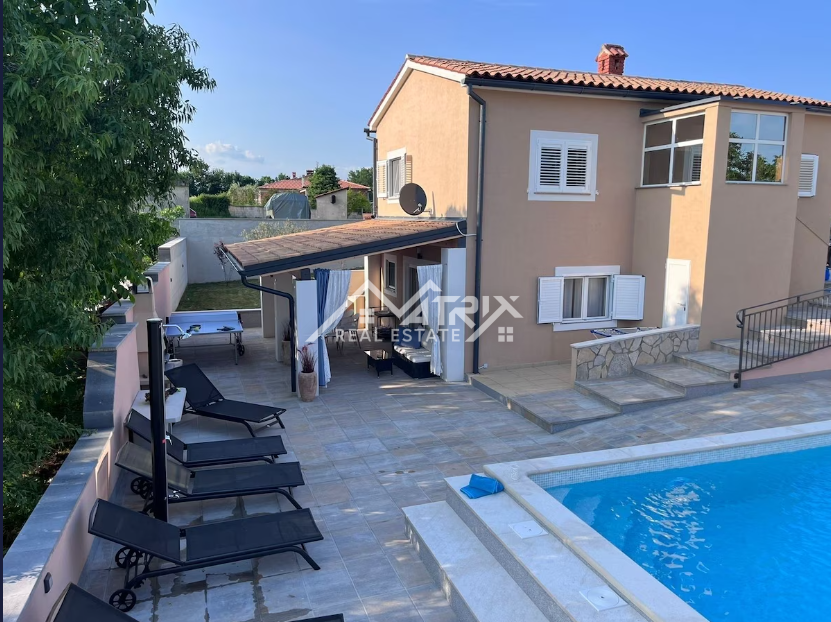 Barban okolica, nova hiša z 2 enotama, bazen in velika parcela