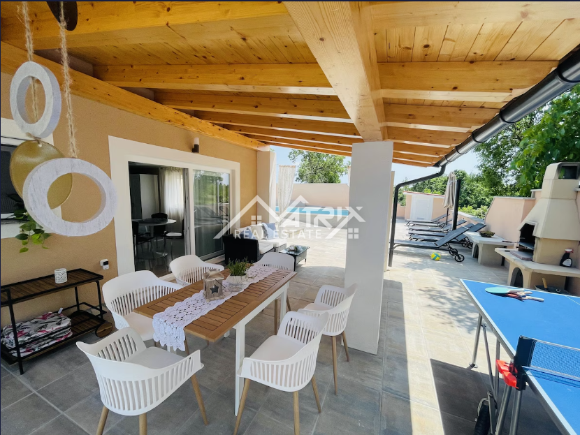 Barban okolica, nova hiša z 2 enotama, bazen in velika parcela