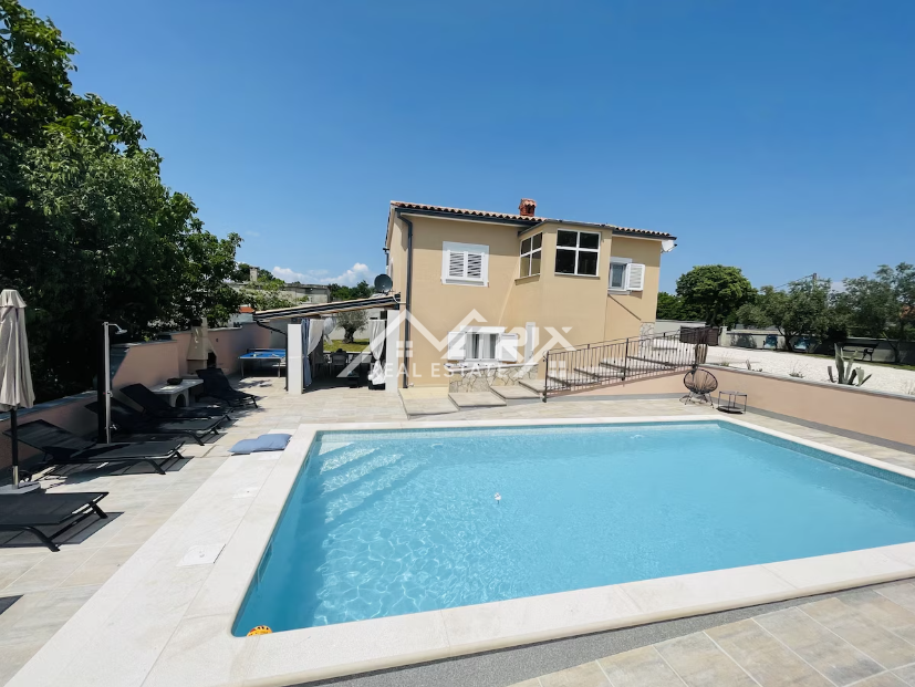 Barban okolica, nova hiša z 2 enotama, bazen in velika parcela